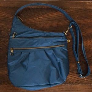 Travelon teal crossbody Travel Bag Purse With Zippers Excellent used condition